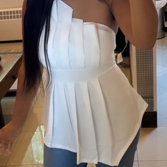 Dressy white structured statement top. Size 8 - Picture 5 of 7